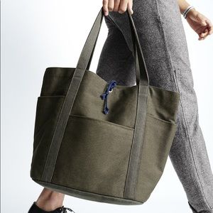 GAPxGQ The Hillside Tote